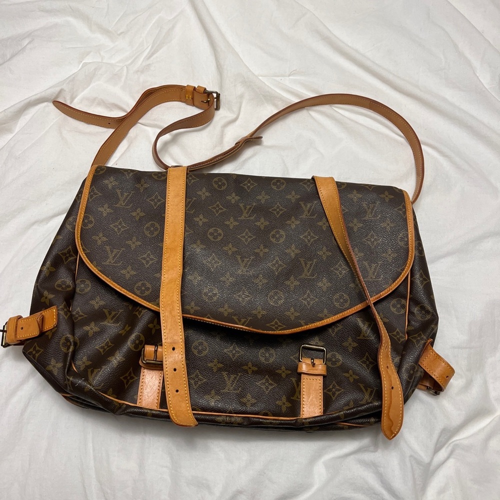 ❌ SOLD ❌ Louis Vuitton Saumur 43 shoulder bag